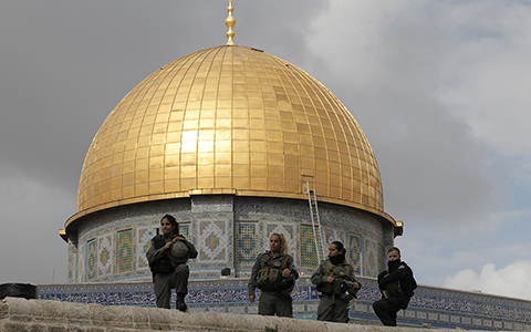 Lực lượng vũ trang Israel bảo vệ ngôi đền linh thiêng al-Aqsa tại Jerusalem.